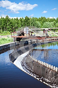 Mechanically driven scrapers in sedimentation tank