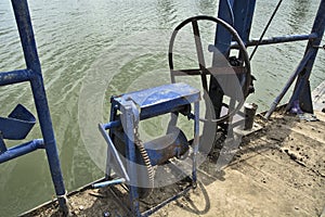 The mechanism on the scaffold on the river