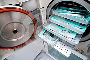 Medical autoclave for sterilising surgical and