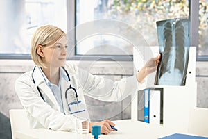 Medical doctor analysing x-ray image
