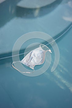 medical mask abandonned in the swimming pool
