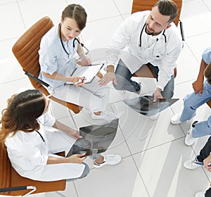 Medical staff ,discussing the work plan with the patients