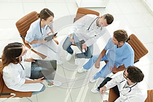Medical staff ,discussing the work plan with the patients