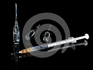 Medical syringe and ampoule