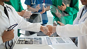 The medical team joins hands after the meeting and discusses the treatment of severely ill patients and can come to a conclusion