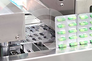 medicine capsules packing machine