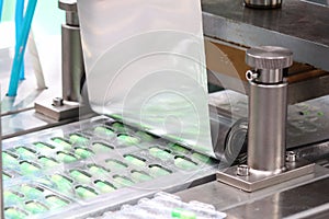 medicine capsules packing machine