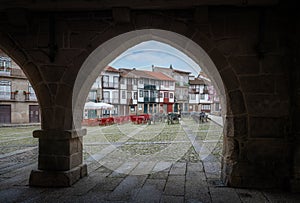 Arcos sobre el plaza la ciudad 