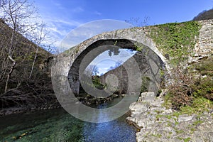 Puente a través de un rio 