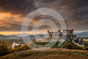 Středověký hrad Beckov v podzimní krajině při západu slunce, Slovensko