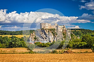 Středověký hrad Beckov s okolní krajinou