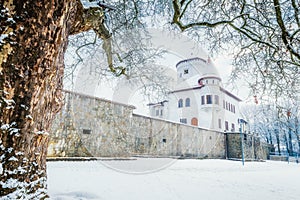 Středověký hrad Budatín nedaleko města Žilina v zimě.