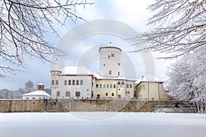 Středověký hrad Budatín nedaleko města Žilina v zimě.