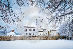 Stredoveký hrad Budatín neďaleko mesta Žilina v zime.