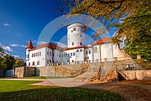 Středověký hrad Budatín s parkem v podzimní sezóně, Slovensko