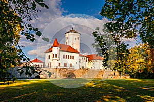 Středověký hrad Budatín s parkem v podzimní sezóně, Slovensko