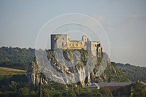 Středověký hrad na útesu