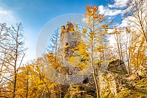 Stredoveký hrad Starhrad v jesennej horskej krajine, Slovensko