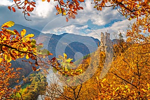 Stredoveký hrad Starhrad v jesennej horskej krajine, Slovensko