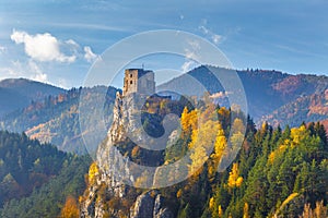 Stredoveký hrad Strečno v jesennej horskej krajine, slovenské