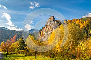 Středověký hrad Strečno v podzimní horské krajině, Slovensko