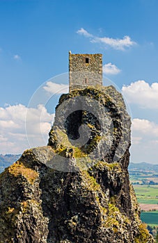 Castillo la Torre en de rocoso lado 