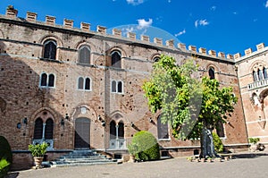 Medieval castles and residences in Tuscany