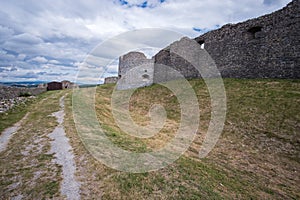 Středověká pevnost kamenná zřícenina hradu Branč, Slovensko