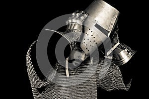 Medievale cavaliere rimozione casco 