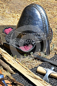Stredoveká normanská kónická prilba s chráničom nosa a bokmi chránenými reťazovou sieťkou umiestnenou na látkovej výplni vedľa