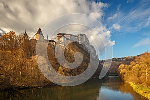 Stredoveký Oravský hrad nad riekou na jeseň, Slovensko