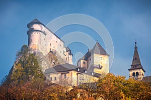 Stredoveký Oravský hrad na jeseň, Slovensko.