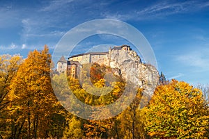 Stredoveký Oravský hrad na jeseň, Slovensko.