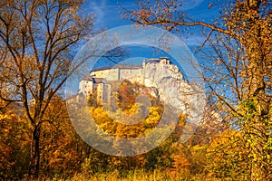 Stredoveký Oravský hrad na jeseň, Slovensko.