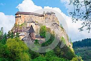 Středověký oravský hrad na kopci.