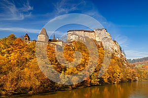 Středověký Oravský hrad nad řekou na podzim, Slovensko