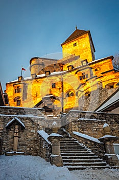 Stredoveký Oravský hrad pri západe slnka v zimnej sezóne, Slovensko