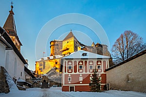 Stredoveký Oravský hrad pri západe slnka v zimnej sezóne, Slovensko