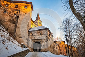 Středověký Oravský hrad při západu slunce v zimní sezóně, Slovensko