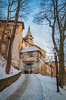 Stredoveký Oravský hrad pri západe slnka v zimnej sezóne, Slovensko