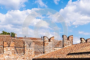 Medievale tetto da cielo blu nuvole 