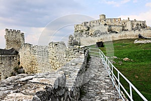 Stredoveký Spišský hrad, rozlohou najväčší v strednej Európe