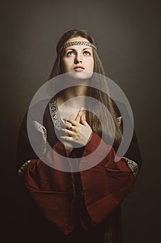 Medieval woman with eyes to the sky