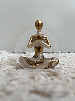 Meditative golden decorative object