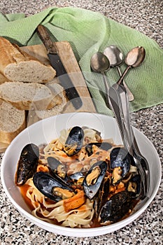 Mediterranean mussels with tagliatelle and baguette