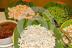 Mee curry ingredient, prawn,chicken meat, soucr, and long bean s