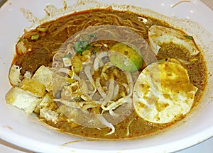 Mee Siam with egg and bean sprouts