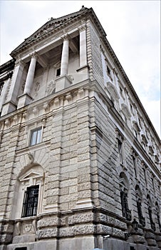 Meeting of two sides of a historic and important building in Vienna, with columns in the highest part of the facade.