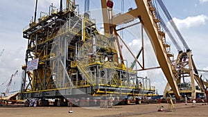 Megastructures lifting operations