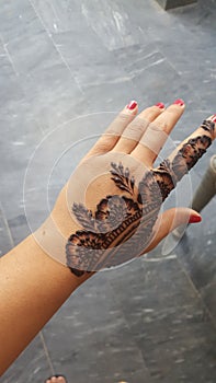 this is mehndi desgins very easy and simple desgin